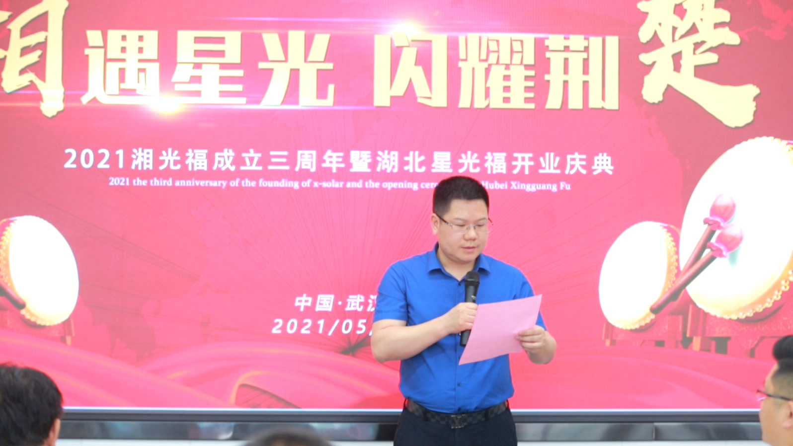 执着的“追光人”：我要让每一块修建质料，，，都能自己发电！