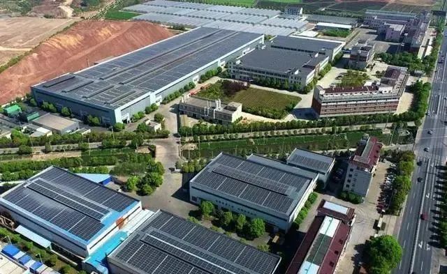 厂房装置光伏，，每年节约电费200万元！装置工商业光伏的4大优势，，政府都在推荐！