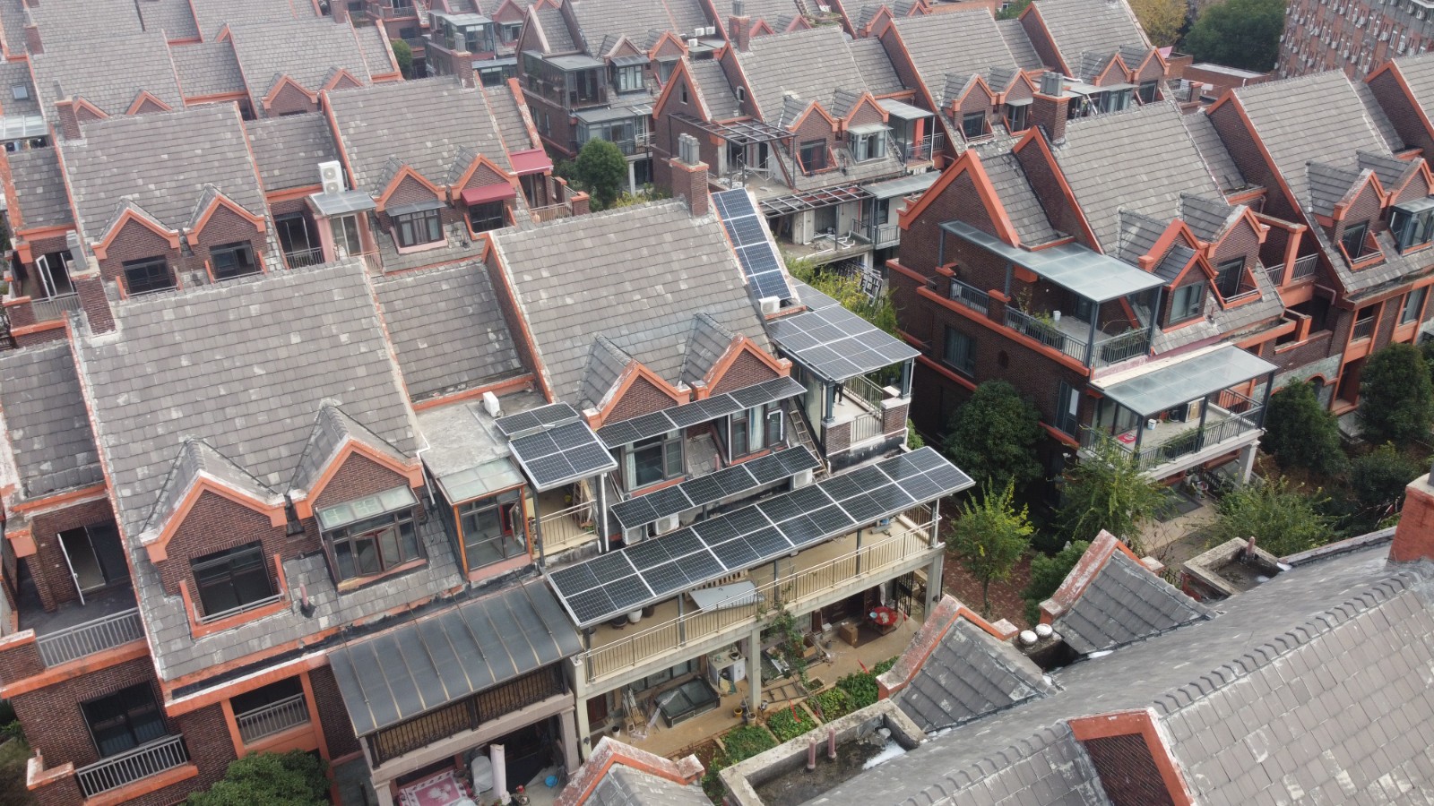 两部分：研发新型光伏一体化手艺系统等 支持城镇低碳系统